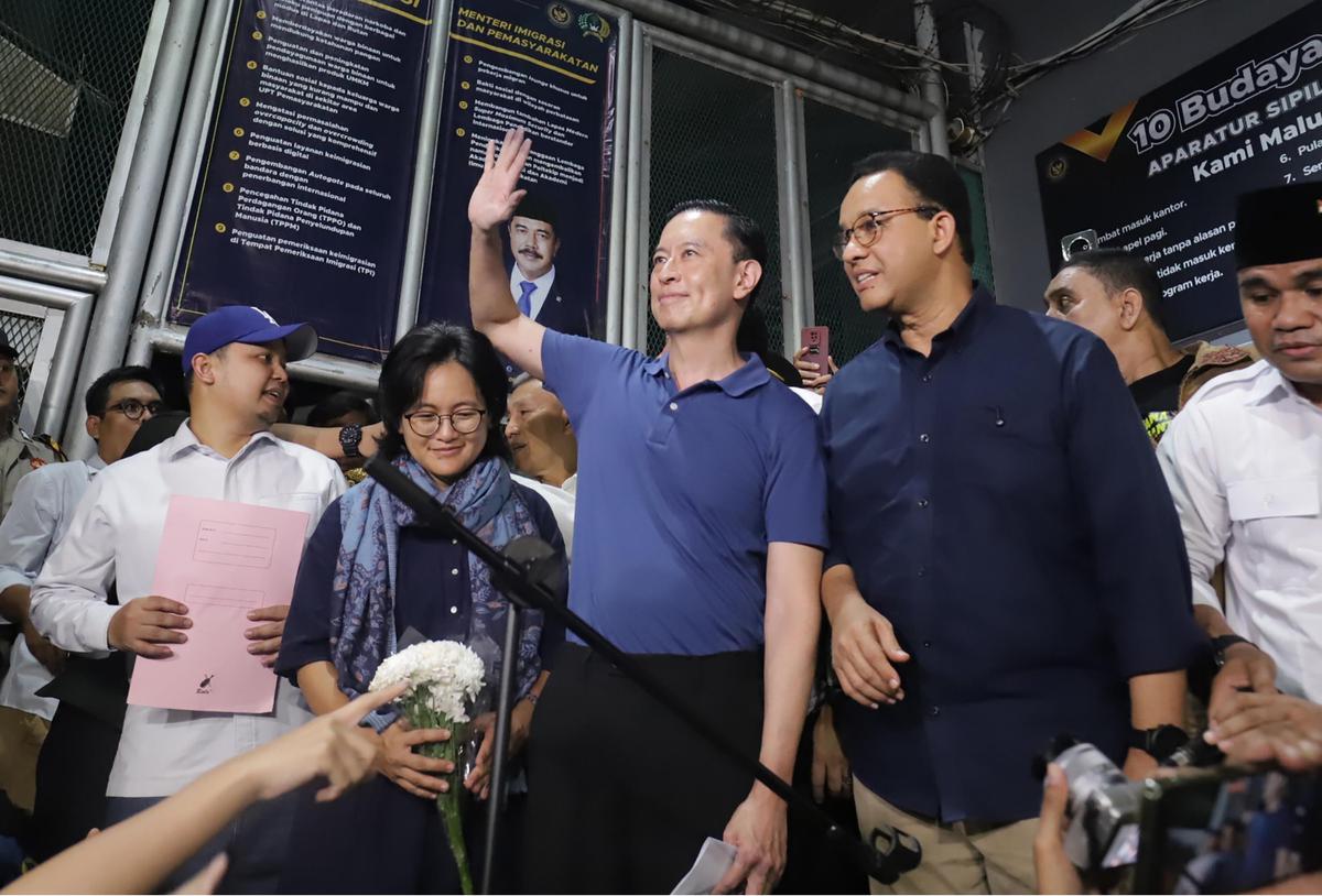 FOTO: Abolisi dari Presiden, Tom Lembong Resmi Tinggalkan Jeruji Besi