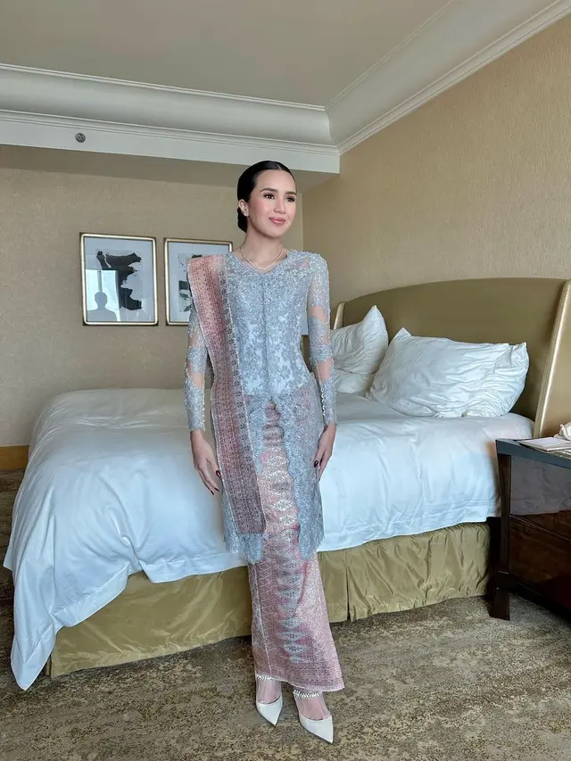 Resmi Jadi Ibu Pejabat, 6 Potret Makeup Flawless Beby Tsabina saat Dampingi Suami yang Kembali Dilantik Jadi Anggota DPR