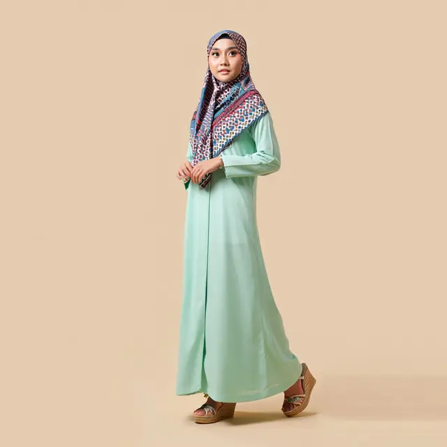 Hijab Motif di Gamis Polos/Reve AI