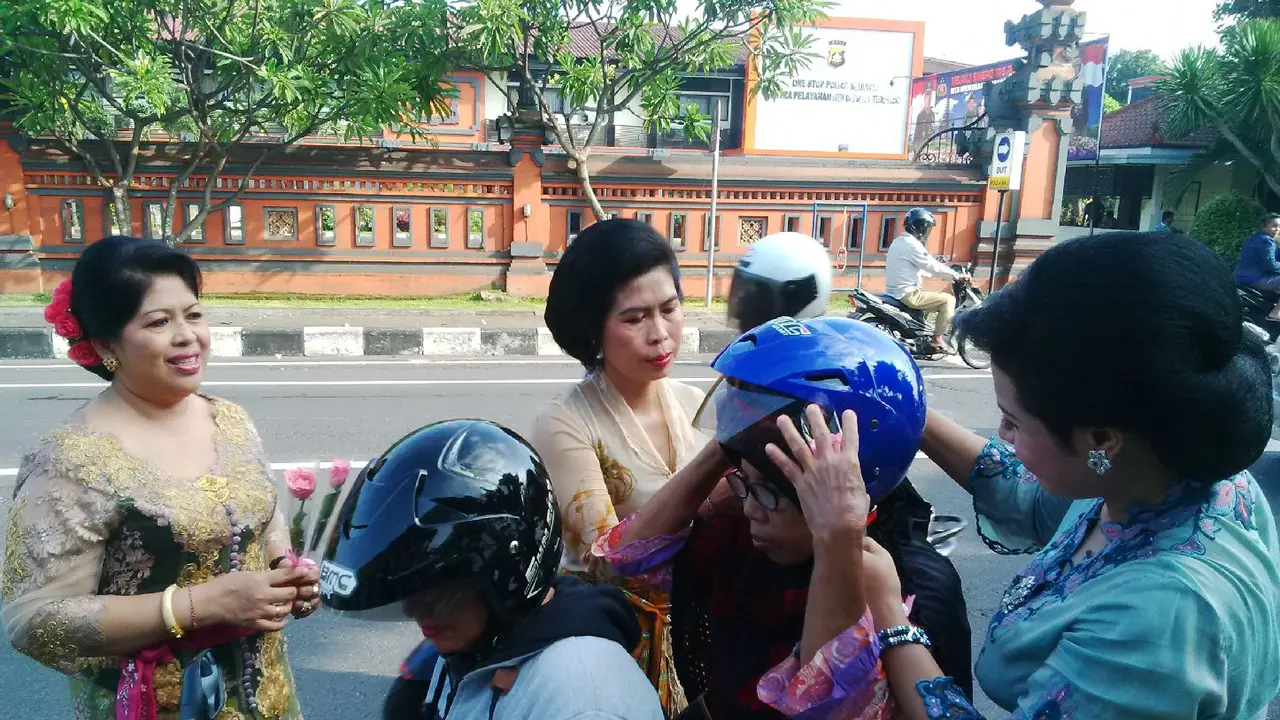 Hari Ibu, Polwan-polwan Cantik Bagikan Mawar dan Helm di Bali