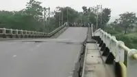 Jembatan Cipamingkis di jalur alternatif Jonggol-Bogor, ambles. (Liputan 6 SCTV)