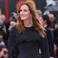 Julia Roberts menghadiri Festival Film Internasional Venesia ke-82 dengan mengenakan perhiasan dari Chopard. Dok. Chopard