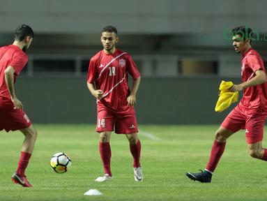 Aksi para pemain muda Bahrain saat uji coba lapangan di Stadion Pakansari, Bogor, (26/4/2018). Bahrain menjadi salah satu peserta yang akan mengikuti ajang PSSI Anniversarry Cup 2018. (Bola.com/Nick Hanoatubun)