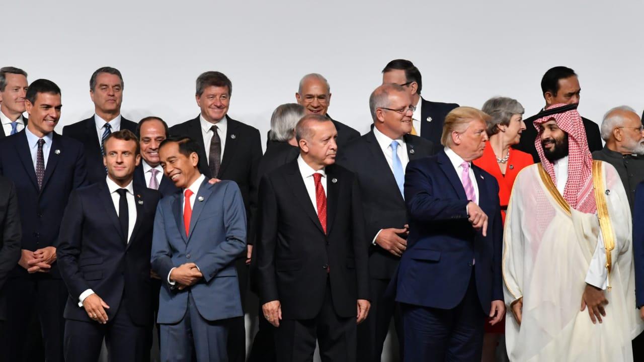 Presiden Prancis Emmanuel Macron merangkul Presiden Jokowi