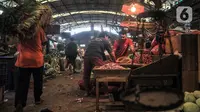 Aktivitas pedagang di Pasar Induk Kramat Jati, Jakarta Timur, Rabu (14/12/2022). Berdasarkan data Pusat Informasi Harga Pangan Strategis (PIHPS) Nasional pada hari ini, sejumlah komoditas menunjukkan kenaikan. (merdeka.com/Iqbal S. Nugroho)