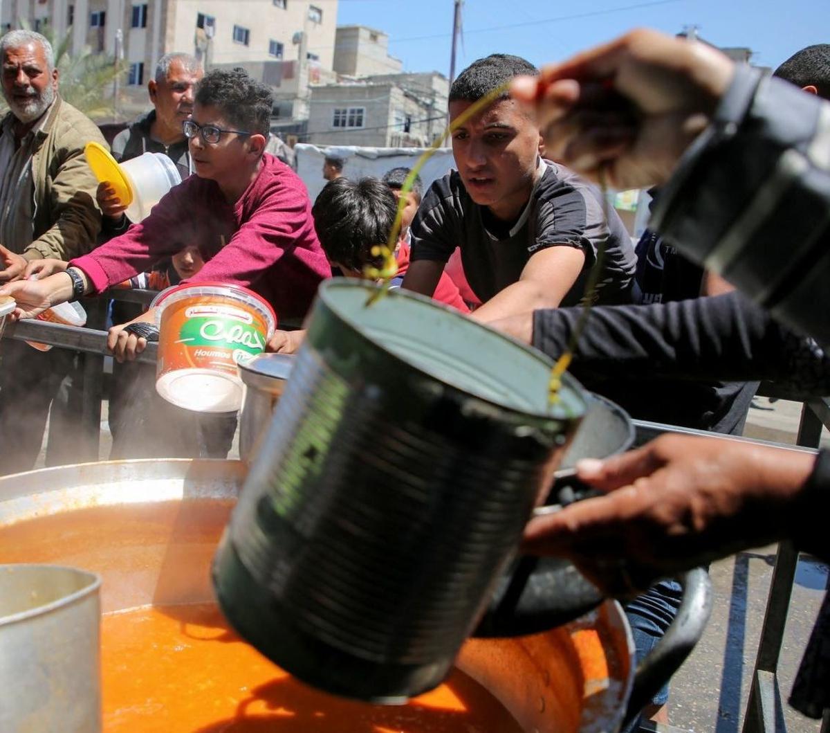 Tak hanya itu, mereka juga kesulitan untuk memperoleh air bersih, listrik, dan fasilitas dasar lainnya. <br><br>Kehancuran infrastruktur akibat serangan Israel membuat kehidupan sejuta warga Palestina semakin terpuruk. Foto: Reuters<br>