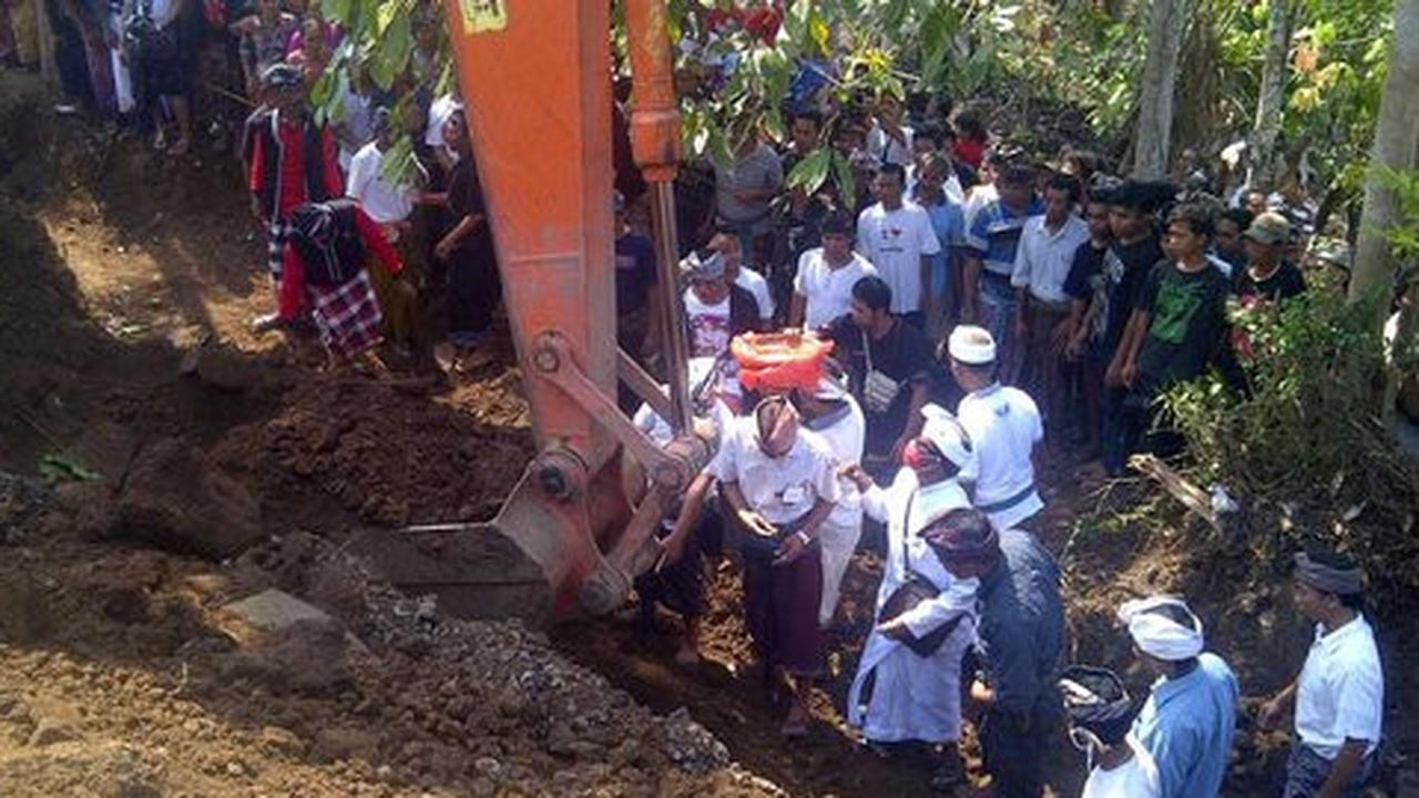 Usai kuburan dibongkar, jasad diduga eks PKI dikremasi tengah malam