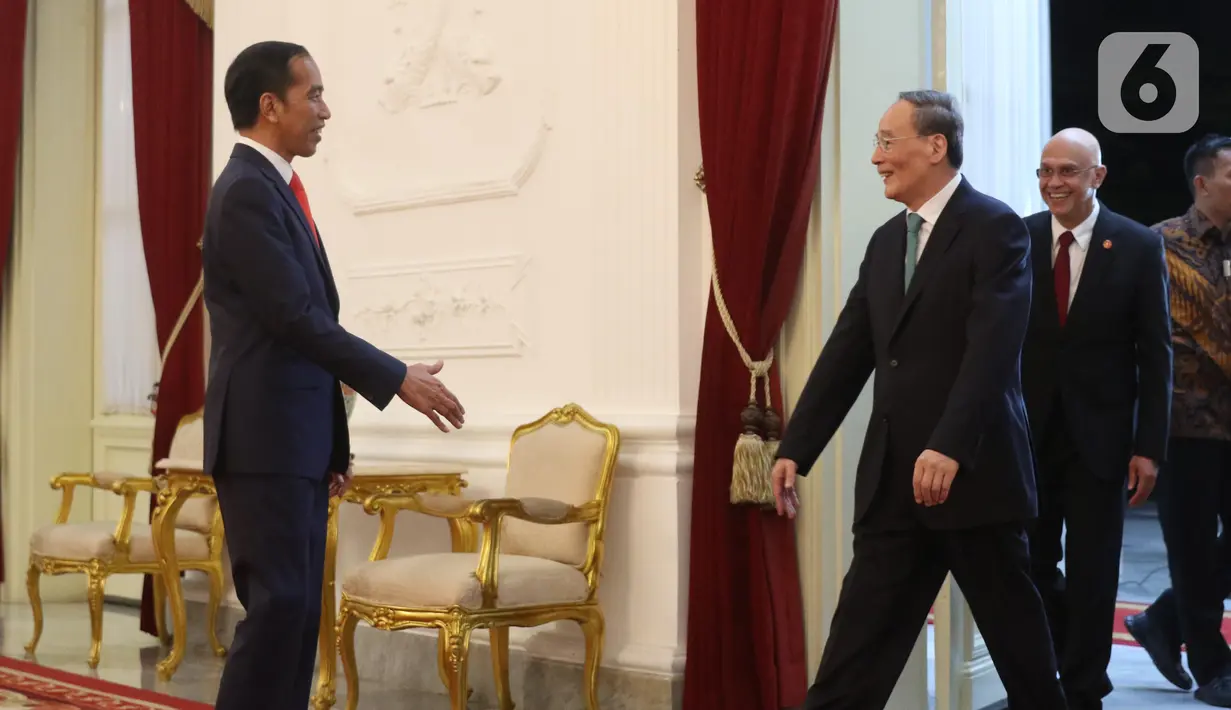 Presiden Joko Widodo atau Jokowi (kiri) saat menerima kunjungan Wakil Presiden China Wang Qishan di Istana Merdeka, Jakarta, Minggu (20/10/2019). Jokowi bertemu wakil presiden negara sahabat usai dilantik menjadi Presiden RI periode 2019-2024. (Liputan6.com/Angga Yuniar)