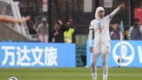 Bek Timnas Maroko Wanita, Nouhaila Benzina, menjadi pesepak bola pertama yang mengenakan hijab di Piala Dunia Wanita.&nbsp;Benzina&nbsp;memakai hijab ketika Maroko bersua Korea Selatan pada laga kedua Grup H Piala Dunia 2023 di&nbsp;Hindmarsh Stadium, Adelaide, Minggu (30/7/2023) siang WIB.&nbsp;(AP Photo/James Elsby)