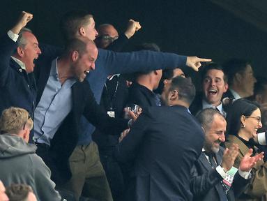 Pangeran William tak mampu menyembunyikan rasa bahagianya saat menjadi saksi Aston Villa menjuarai Liga Europa musim 2025/2026. (AP Photo)