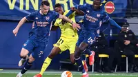 Gelandang Arsenal, Granit Xhaka dan Nicolas Pepe, mengapit gelandang Villarreal, SAmuel Chukwueze, dalam laga leg pertama semifinal Liga Europa di Estadio de la Ceramica, Villarreal, Jumat (30/4/2021). Villarreal menang 2-1 atas Arsenal dalam laga ini. (JOSE JORDAN / AFP)