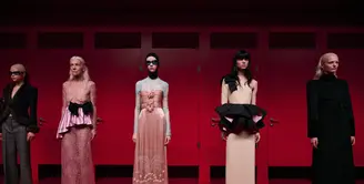 Paris Fashion Week 2025 menjadi saksi bisu dari debut yang sangat dinantikan: koleksi pertama Alessandro Michele untuk rumah mode ikonis, Valentino. Bertajuk "Le Méta-Théâtre Des Intimités. (Foto: Valentino)
