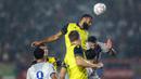 <p>Para pemain&nbsp;Oxford United dan&nbsp;Port FC berebut bola di udara pada final Piala Presiden 2025&nbsp;di Stadion Si Jalak Harupat, Kabupaten Bandung, pada Minggu (13/7/2025) malam WIB. (Bola.com/Bagaskara Lazuardi)</p>
