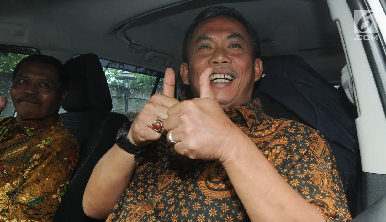 Ketua DPRD DKI Jakarta, Prasetyo Edi Marsudi berada di mobilnya saat meninggalkan Gedung KPK, Rabu (23/1). Kedatangan Prasetyo Edi Marsudi untuk menyerahkan laporan harta kekayaan penyelenggara negara (LHKPN). (Merdeka.com/Dwi Narwoko)