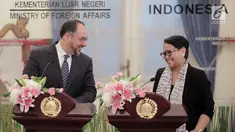 Menlu Retno Marsudi (kanan) bersama Menlu Afghanistan Salahuddin Rabbani memberi keterangan usai pertemuan di Kantor Kemenlu, Jakarta, Jumat (15/3). Pertemuan membahas dukungan Indonesia atas proses perdamaian di Afghanistan. (Liputan6.com/Faizal Fanani)