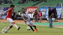 Penyerang Sriwijaya FC, Alberto Goncalves (tengah) mencoba melewati bek Bali United Agus Nova saat laga perebutan tempat ketiga Piala Bhayangkara 2016 di Stadion GBK Jakarta, Minggu (3/4/2016). Sriwijaya unggul 2-0. (Liputan6.com/Helmi Fithriansyah)