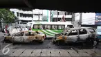 Mobil Toyota Vios bernopol B-1632-SPM dan Honda CR-V B-128-GJ yang terbakar di Pecenongan, Jakarta, Sabtu (11/2). Kedua mobil tersebut diduga terbakar akibat dilempari bom molotov orang tak dikenal. (Liputan6.com/Immanuel Antonius)