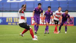 Pemain Madura United, Hugo Gomes "Jaja" mencetak gol pertama ke gawang Persik Kediri melalui tendangan penalti dalam laga pekan ke-13 BRI Liga 1 2021/2022 di Stadion Moch. Soebroto, Magelang, Rabu (24/11/2021). (Bola.com/Bagaskara Lazuardi)
