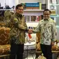 Ketua Umum PKB Muhaimin Iskandar (kanan) bersalaman dengan Ketua Umum Gerindra Prabowo Subianto di DPP PKB, Jakarta, Senin (14/10/2019). Kedatangan Prabowo ke DPP PKB dalam rangka silaturahmi dengan Muhaimin. (Liputan6.com/Faizal Fanani)