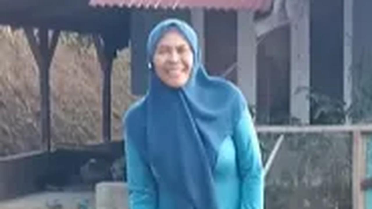 Menariknya, Bu Yoyoh dulunya bekerja dan tinggal di Jakarta. Bahkan, Ia merupakan pensiunan dari stasiun TV swasta.