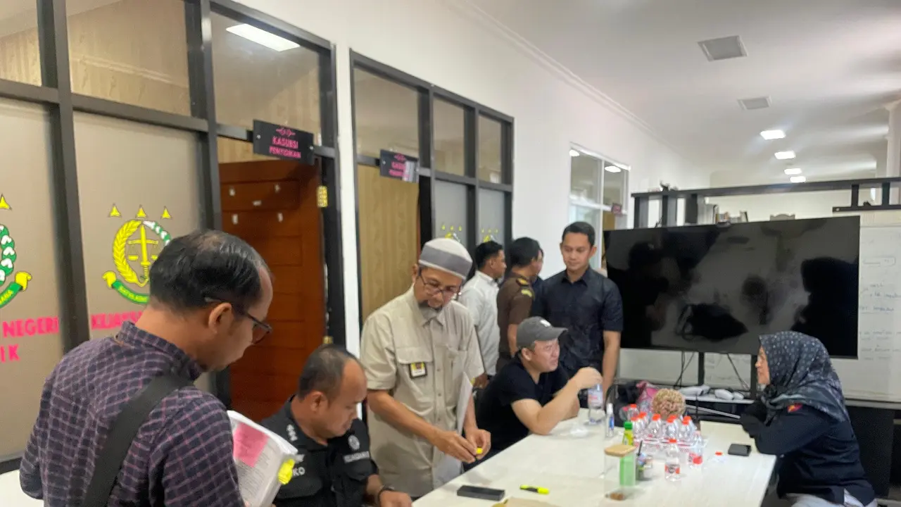 DJP Jawa Timur II dan Jaksa Peneliti Kejaksaan Tinggi Jawa Timur menyerahkan tersangka berinisial JD dan barang bukti tahap II terkait kasus tindak pidana perpajakan kepada Kejaksaan Negeri Gresik. (Foto: DJP Jawa Timur II)