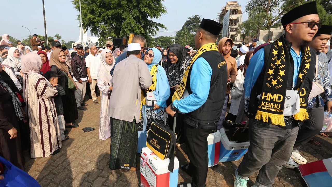 FOTO: Peluk Perpisahan Iringi Keberangkatan Jemaah Haji Bogor