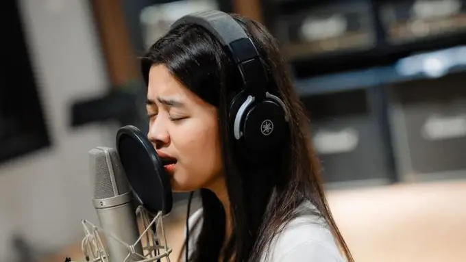 Potret Aqeela Calista saat Rekaman Lagu (credit: instagram/aqeelacalista)