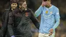 Ekspresi kesakitan pemain Manchester City, Matheus Nunes saat meninggalkan lapangan pertandingan setelah mengalami dislokasi pada jari tengah tangan kirinya ketika laga leg kedua 16 besar Liga Champions 2023/2024 melawan FC Copenhagen di Etihad Stadium, Manchester, Inggris, Kamis (07/03/2024) WIB. (AP Photo/PA/Martin Rickett)