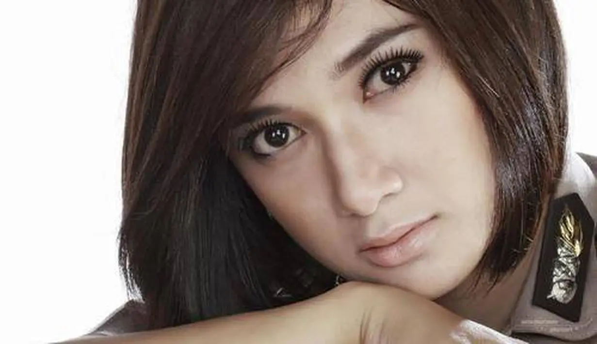 Kecantikan Briptu Eka sudah sangat dikenal di dunia maya. Konon, pernikahannya dengan seorang perwira Polisi telah membuat berjuta pria patah hati (facebook.com)