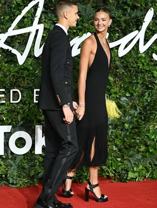 Bahkan di red carpet pun, keduanya kerap terlihat kompak, dengan gaya klasik bernuansa hitam elegan. (Foto: Romeo Beckham Instagram)