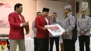 Ketua KPU Arief Budiman saat memberikan nomor urut 20 kepada Ketua Umum PKPI, Hendropriyono di kantor KPU Pusat, Jumat (13/4). KPU telah menetapkan PKPI sebagai peserta Pemilu 2019. (Liputan6.com/Angga Yuniar)