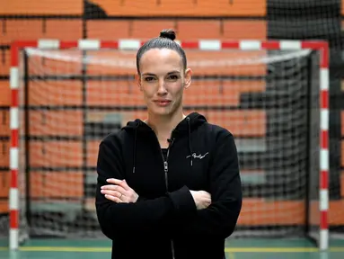 Pemain Spanyol Club Balonmano Albacete, Mireia Rodriguez berpose di lapangan sebelum pertandingan pertamanya melawan Cabanillas di Albacete pada 6 November 2021. Mireia Rodriguez adalah wanita pertama yang bergabung dengan tim bola tangan pria profesional. (GABRIEL BOUYS / AFP)