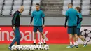 Pemain Real Madrid, Cristiano Ronaldo (dua kiri) pemanasan saat sesi latihan di Munich, Jerman, Selasa (24/4). Real Madrid akan dijamu Bayern Munchen pada leg pertama semifinal Liga Champions. (AP Photo/Matthias Schrader)