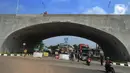 Kendaraan bermotor melintasi di bawah flyover simpang gaplek di Pamulang, Tangerang Selatan, Jumat (15/5/2020). Beroperasinya flyover sepanjang 446 meter  yang menghubungkan Ciputat- Parung itu diharapkan membantu mengurai kemacatan yang kerap terjadi di kawasan tersebut. (merdeka.com/Arie Basuki)