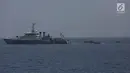 KRI Rigel-933 TNI AL melakukan pencarian jatuhnya pesawat Lion Air JT 610 di perairan Karawang, Jawa Barat Rabu (31/10).  Hari ke-3 pencarian diduga adanya temuan benda logam sepanjang 20 meter yang terdeteksi sonar KRI Rigel. (Merdeka.com/Imam Buhori)