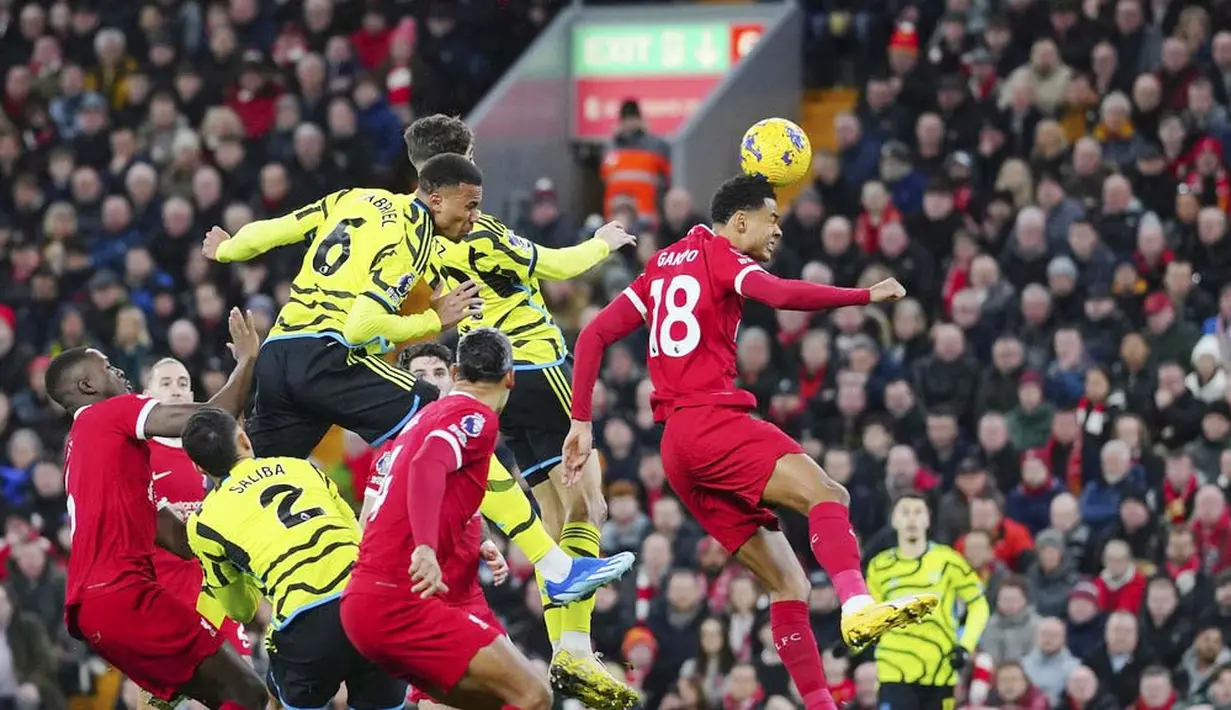 Pemain Arsenal, Gabriel Magalhaes, mencetak gol melalui tandukan kepala ke gawang Liverpool pada laga pekan ke-18 Premier League 2023/2024 di Stadion Anfield, Minggu (24/12/2023). Liverpool berada tepat di bawah Arsenal, dengan 39 poin dari jumlah laga yang sama. (AP Photo/Jon Super)