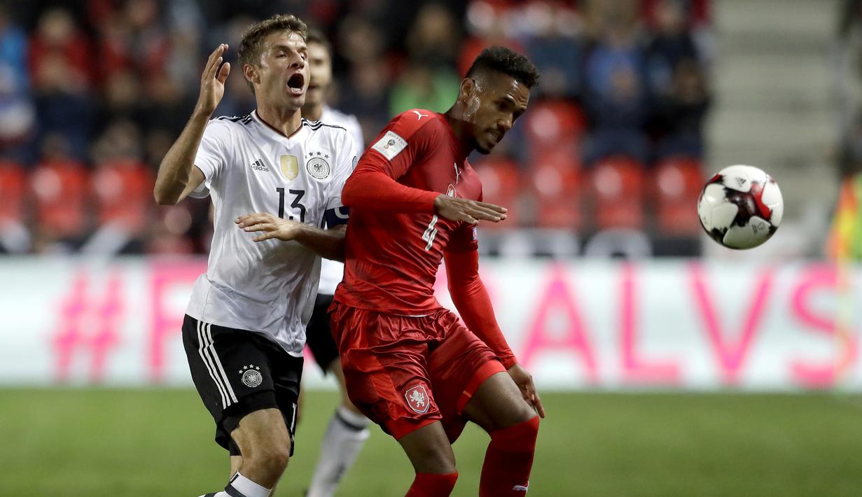 Thomas Müller (kiri) saat melawan Republik Ceska pada laga grup C kualifikasi Piala Dunia 2018 di Prague, Republik Ceska, (1/9/2017). Muller mengoleksi lima gol dan berada pada peringkat kedelapan top scorer. (AP/Petr David Josek)