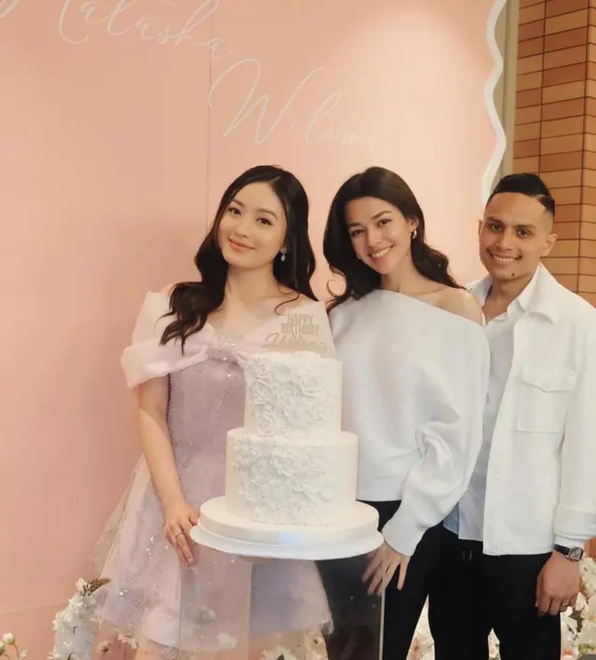 6 Potret Felicya Angelista dan Susan Sameh Kompak Kenakan Baju Putih saat Ulang Tahun Natasha Wilona ke-26