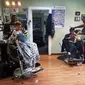 Anak-anak dapat diskon bila mampu membaca di barbershop ini (foto : huffingtonpost.com)