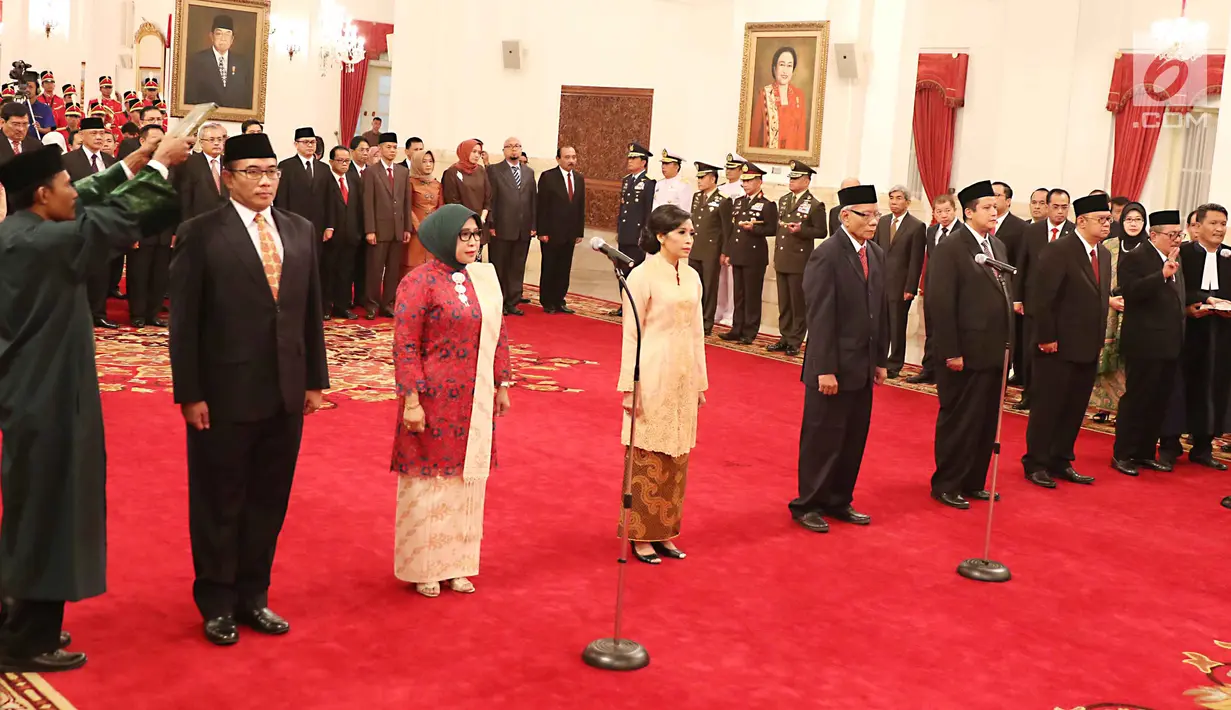 Anggota Dewan Kehormatan Penyelenggara Pemilu (DKPP) periode 2017-2022 mengikuti prosesi pengucapan sumpah jabatan anggota DKPP di Istana Negara, Jakarta, Senin (12/6). Pelantikan dipimpin langsung oleh Presiden Jokowi. (Liputan6.com/Angga Yuniar)