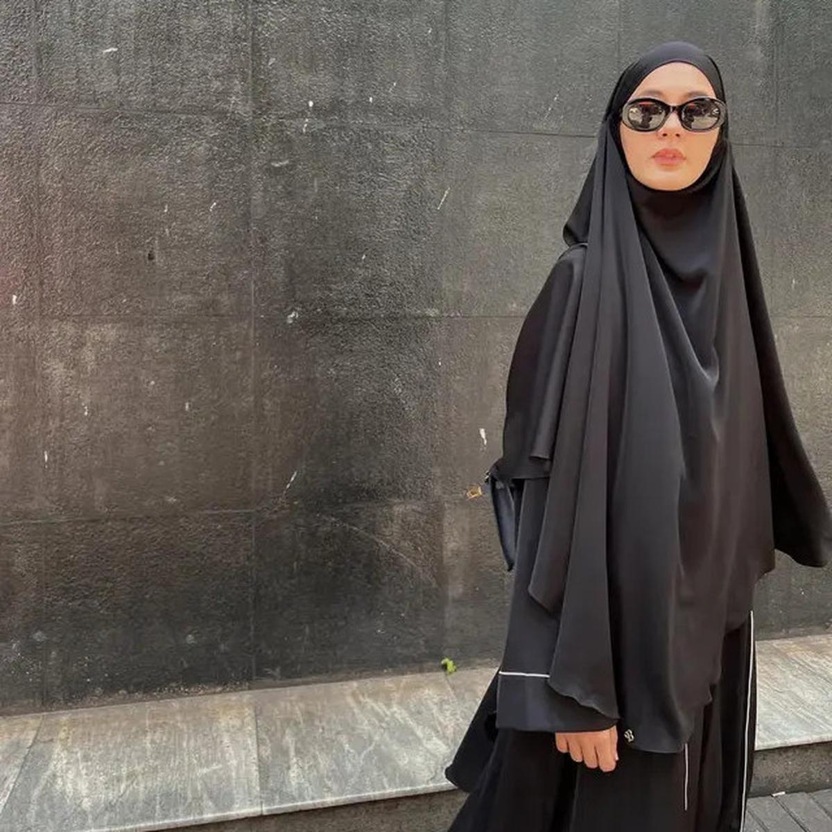 Gaya Syar'i Stylish Paula Verhoeven, Padukan Abaya Hitam dengan Tas dan Sandal Hermes