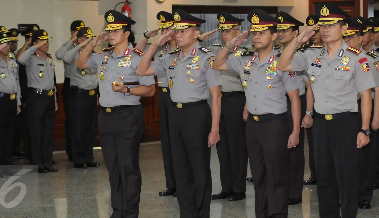 Kabareskrim, Komjen Pol Ari Dono Sukmanto (kiri) bersama perwira lainnya memberi hormat kepada Kapolri Jenderal Pol Badrodin Haiti di Jakarta, Kamis (30/6). 17 perwira tinggi polri mendapat kenaikan pangkat. (Liputan6.com/Helmi Fithriansyah)