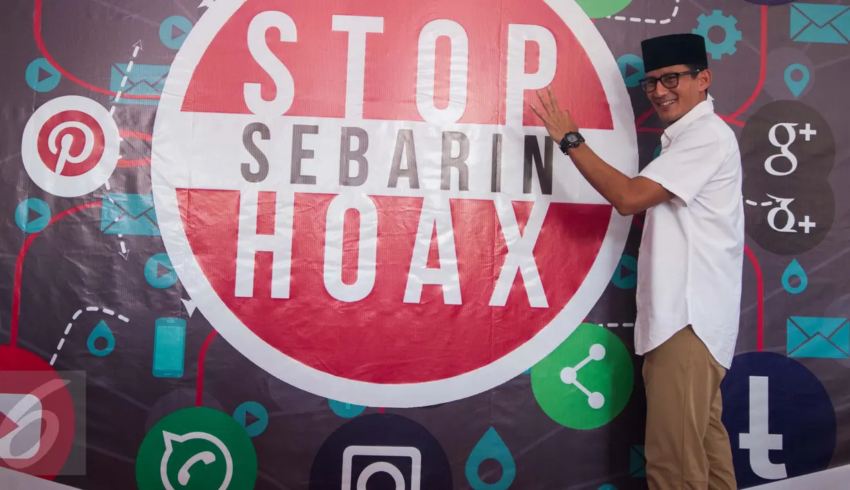 Cawagub DKI, Sandiaga Uno saat meluncurkan Satgas 'Stop Sebarin Hoax' di Posko Pemenangan, Menteng, Jakarta, Senin (27/3). Satgas ini dibentuk untuk menangkis segala macam fitnah dan berita bohong yang menyerang Anies-Sandi. (Liputan6.com/Gempur M Surya)