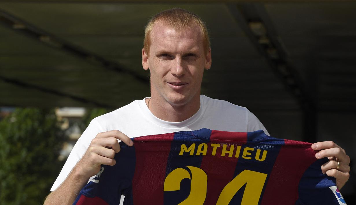 Barcelona mengamankan tanda tangan Jeremy Mathieu pada musim panas 2014. Bermain selama tiga musim, pemain asal Prancis itu gagal memberikan dampak yang besar bersama Blaugrana. (Foto: AFP/Lluis Gene)