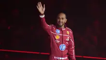 Pembalap Ferrari, Lewis Hamilton melambaikan tangan saat peluncuran tim Formula 1 untuk musim 2025 yang bertajuk 'F1 75' di O2 Arena, London, Selasa (18/02/2025). (AP Photo/Kin Cheung)