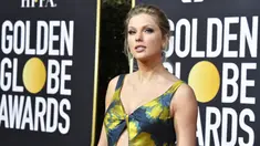 Penyanyi Taylor Swift berpose saat menghadiri Penghargaan Golden Globe Tahunan ke-77 di The Beverly Hilton Hotel di Beverly Hills, California (5/1/2020). Taylor Swift tampil cantik mengenakan gaun motif bunga. (Frazer Harrison/Getty Images/AFP)