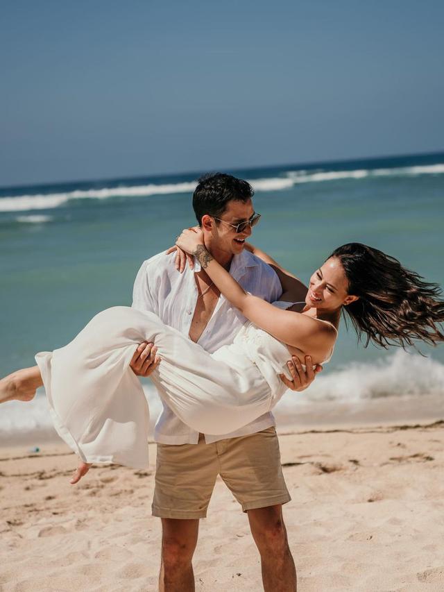 6 Pemotretan Mesra Mike Lewis dan Janisaa Pradja Saat Liburan