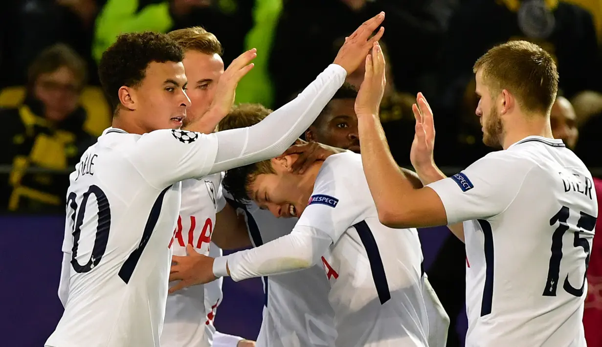 Pemain Tottenham Hotspur, Harry Kane dan rekan setimnya merayakan gol gawang Borussia Dortmund pada matchday kelima Liga champions Grup H di Stadion BVB, Selasa (21/11). Kane menyumbang satu gol dengan kemenangan 2-1. (John MACDOUGALL / AFP)