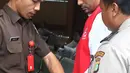 Petugas membuka borgol Restu Sinaga jelang sidang di Pengadilan Jakarta Selatan, Rabu (9/11). Sidang Restu Sinaga dengan agenda tuntutan jaksa penuntut umum ditunda sampai minggu depan. (Liputan6.com/Herman Zakharia)