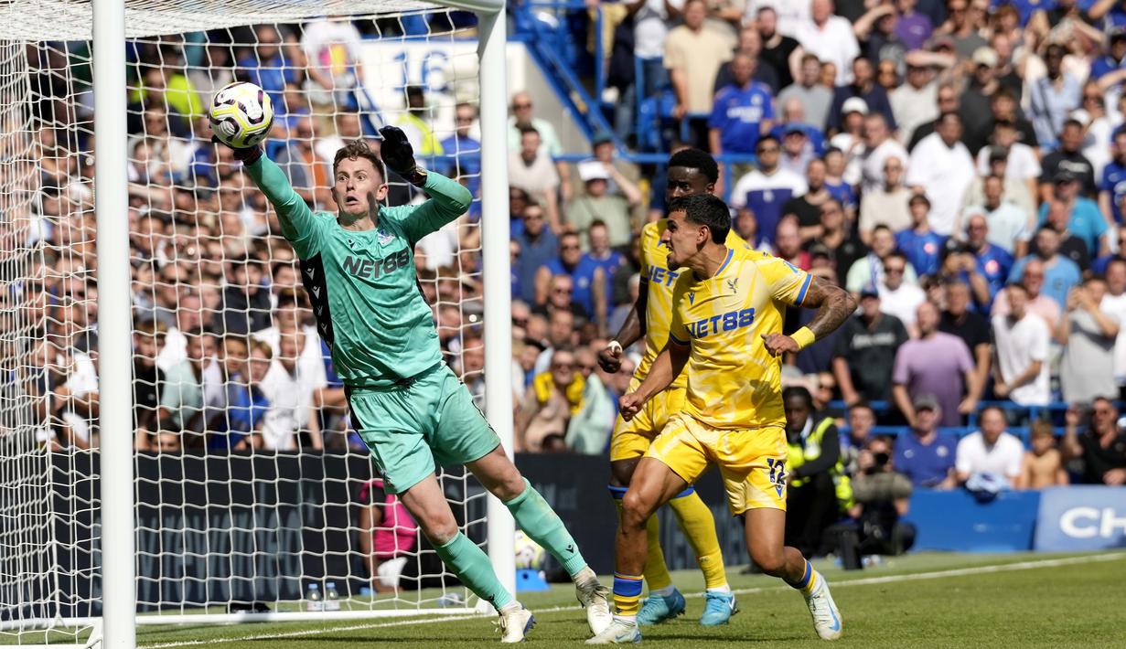 Berkat penampilan apik Dean Henderson di bawah mistar gawang, Chelsea akhirnya harus puas bermain imbang 1-1. (AP Photo/Frank Augstein)
